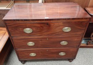 19TH CENTURY MAHOGANY 3 DRAWER CHEST OF DRAWERS ON TURNED SUPPORTS 89 CM TALL X 92 CM WIDE