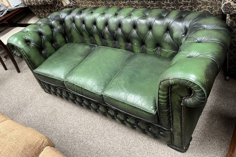 GREEN LEATHER BUTTON BACK CHESTERFIELD SETTEE Condition Report: The dimensions for