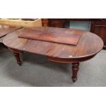 19TH CENTURY MAHOGANY EXTENDING DINING TABLE WITH 2 EXTRA LEAVES ON REEDED SUPPORTS.