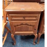 CONTINENTAL OAK BEDSIDE CABINET WITH SINGLE DRAWER OVER PANEL DOOR ON CABRIOLE SUPPORT