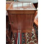 EARLY 20TH CENTURY MAHOGANY SINGLE DOOR BEDSIDE CABINET WITH SINGLE DRAWER TO BASE.