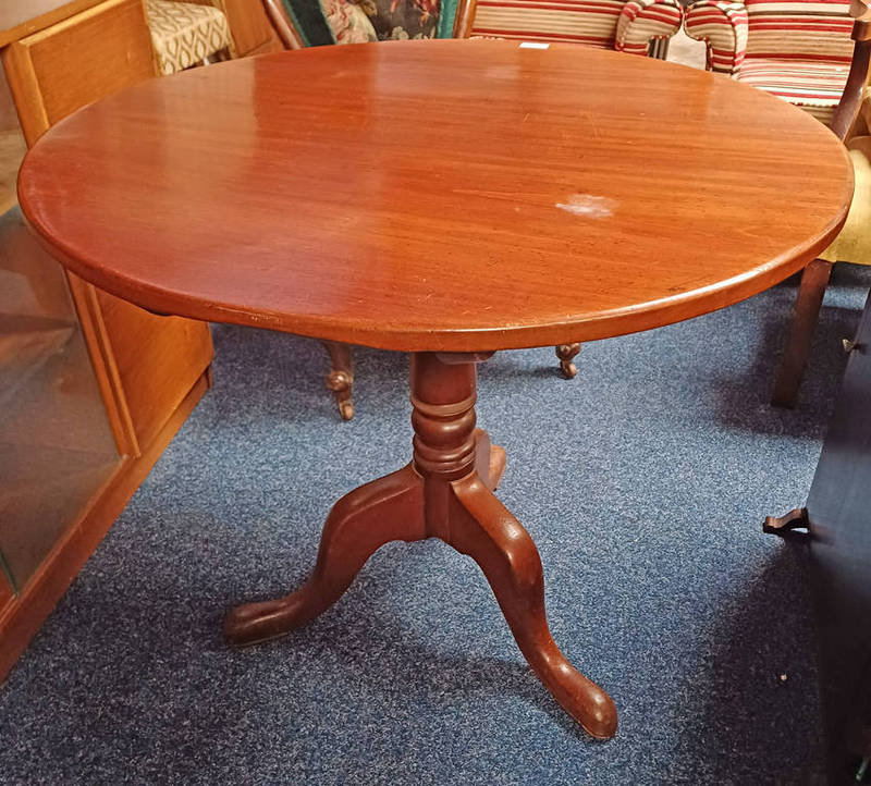 19TH CENTURY MAHOGANY CIRCULAR PEDESTAL TABLE ON 3 SPREADING SUPPORTS.