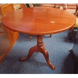 19TH CENTURY MAHOGANY CIRCULAR PEDESTAL TABLE ON 3 SPREADING SUPPORTS.