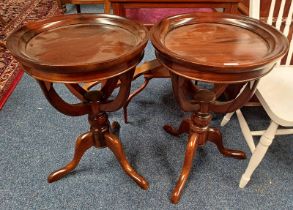 PAIR OF 20TH CENTURY MAHOGANY CIRCULAR OCCASIONAL TABLES ON CENTRE PEDESTALS WITH 3 SPREADING
