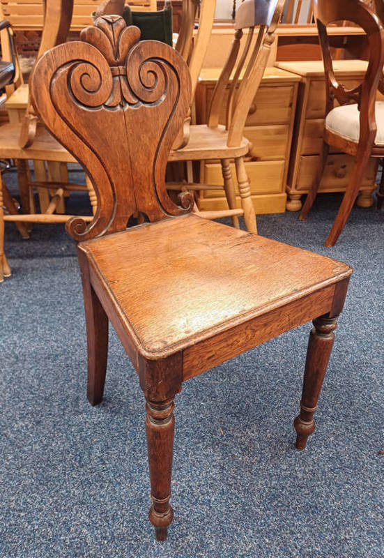 19TH CENTURY OAK HALL CHAIR WITH DECORATIVE CARVED BACK ON TURNED SUPPORTS