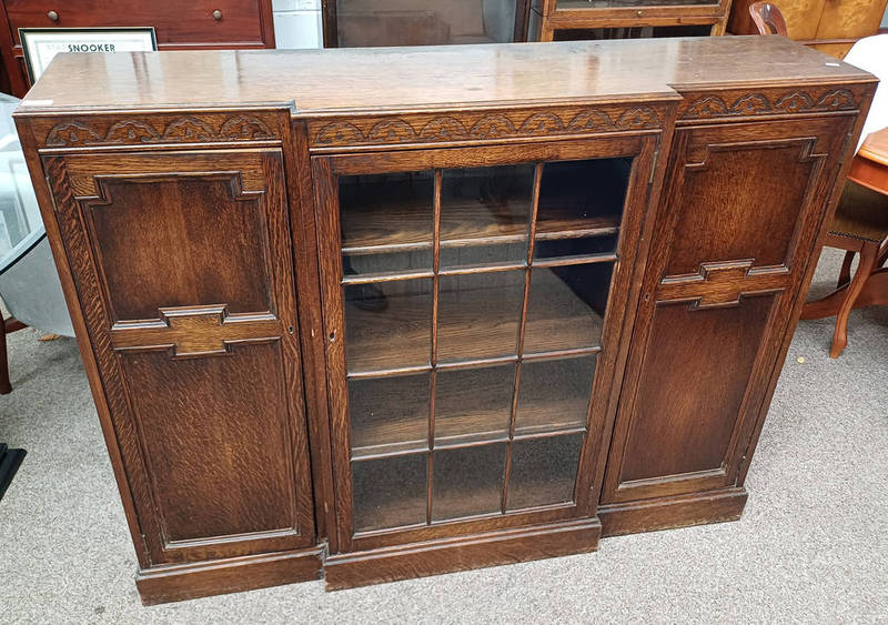 20TH CENTURY OAK BREAK FRONT CABINET WITH CENTRALLY SET GLAZED PANEL DOOR FLANKED BY 2 PANEL DOORS