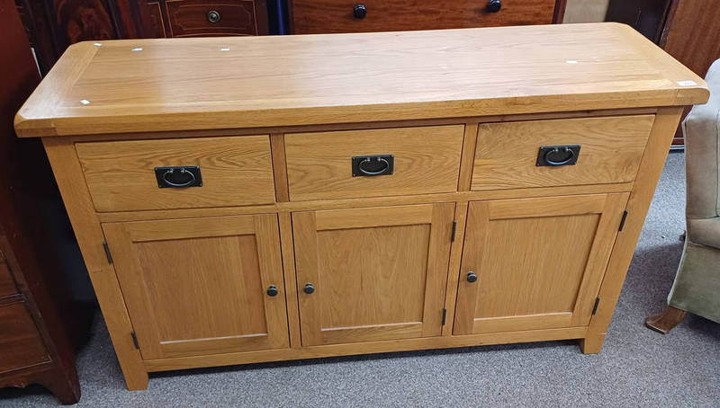 21ST CENTURY OAK SIDEBOARD WITH 3 DRAWERS OVER 3 PANEL DOORS