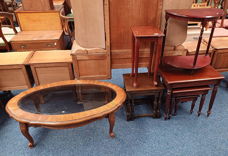 NEST OF 3 HARDWOOD TABLES ON REEDED SUPPORTS, NEST OF 2 OAK TABLES,