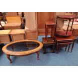 NEST OF 3 HARDWOOD TABLES ON REEDED SUPPORTS, NEST OF 2 OAK TABLES,