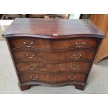 19TH CENTURY CROSSBANDED MAHOGANY CHEST OF DRAWERS WITH SERPENTINE FRONT & 4 GRADUATED DRAWERS ON