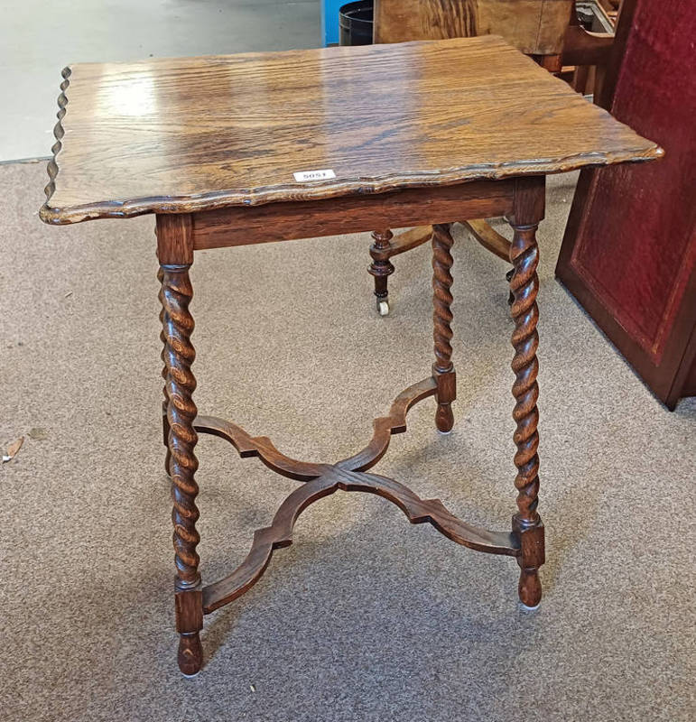 EARLY 20TH CENTURY OAK TABLE WITH SHAPED TOP ON BARLEY TWIST SUPPORTS WITH UNDERSTRETCHER,