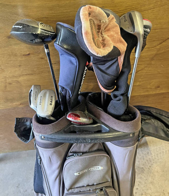 GOLF CLUBS IN BAG TO INCLUDE A HIPPO CHIPPER, DUNLOP MX11 POWER IRON, PING 60 ETC.