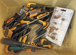 SELECTION OF TOOLS TO INCLUDE JCB SCREW DRIVERS, U.