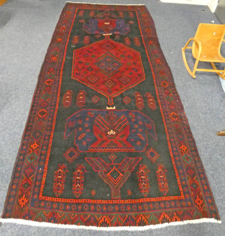 DEEP GROUND PERSIAN HAMIDUN VILLAGE RUG, CENTRAL MEDALLION DESIGN,