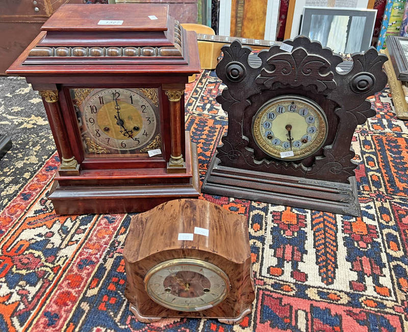 EARLY 20TH CENTURY MAHOGANY MANTLE CLOCK WITH BRASS & SILVERED DIAL 38CM TALL,