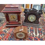 EARLY 20TH CENTURY MAHOGANY MANTLE CLOCK WITH BRASS & SILVERED DIAL 38CM TALL,