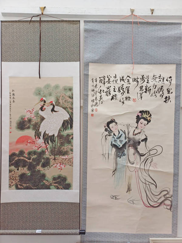 2 ORIENTAL SCROLL PAINTINGS OF GEISHAS AND CRANES, BOTH SIGNED WITH VARIOUS CHARACTER MARKS,