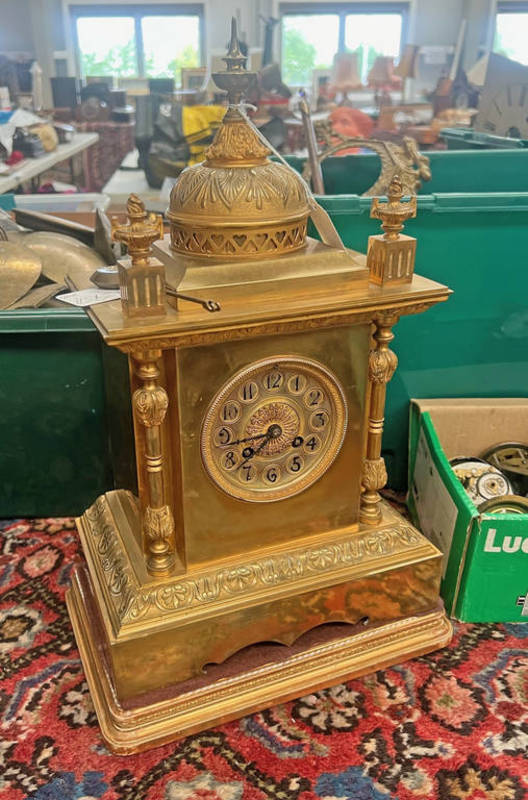 LATE 19TH CENTURY BRASS DOME TOP MANTLE CLOCK WITH DECORATIVE COLUMNS ON GILT BASE 45 CM TALL