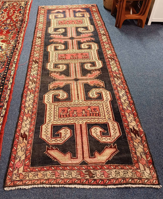 DEEP GROUND PERSIAN MISHKIN RUNNER WITH BESPOKE MEDALLION DESIGN - 320 X 110 CM