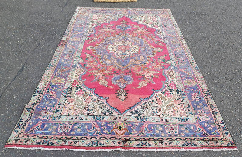 MULTICOLOURED PERSIAN TABRIZ CARPET WITH CENTRAL MEDALLION DESIGN 315 X 182CM