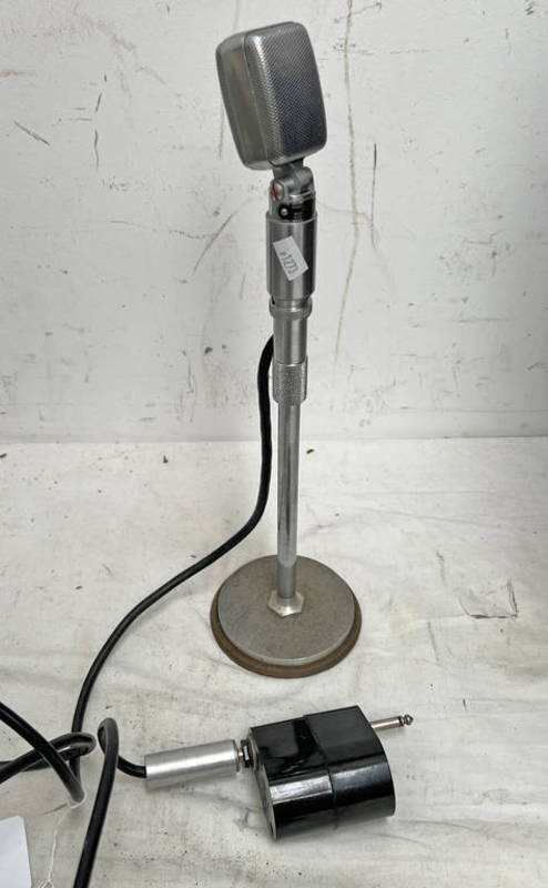 RIBBON MICROPHONE 30/50 OHMS ON STAND