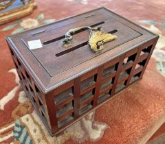 LATE 19TH OR EARLY 20TH CENTURY MAHOGANY & BRASS DESKTOP LOCK BOX WITH SECTIONAL SIDES & A KEY,