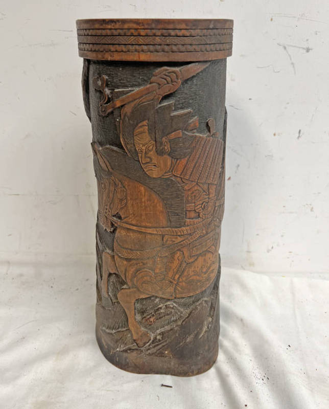 LATE 19TH OR EARLY 20TH CENTURY JAPANESE BAMBOO VASE DECORATED WITH A WARRIOR ON HORSEBACK, 37.