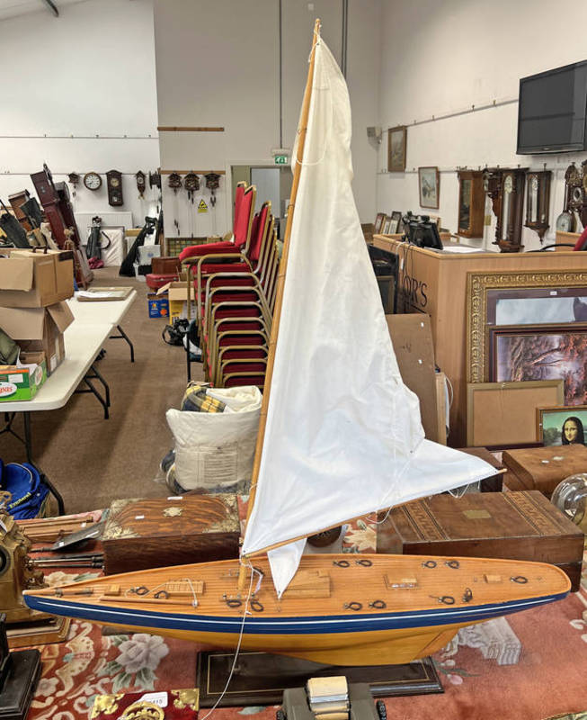 MODEL POND YACHT WITH SAIL ON STAND,