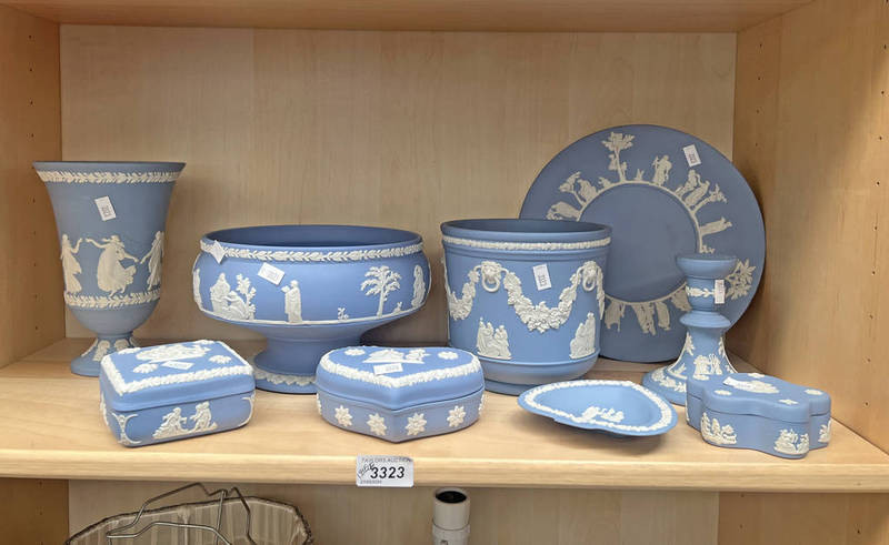 SELECTION OF WEDGWOOD, JASPER WARE ON 1 SHELF INCLUDING PEDESTAL BOWL, TRINKET BOXES,