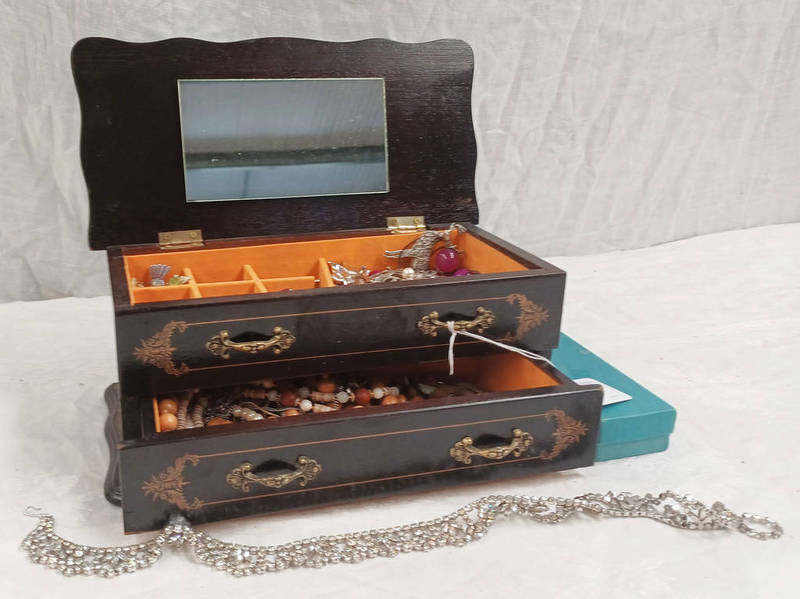 WOODEN JEWELLERY BOX WITH LIFT UP LID AND CONTENTS OF VARIOUS JEWELLERY BROOCHES, EARRINGS,