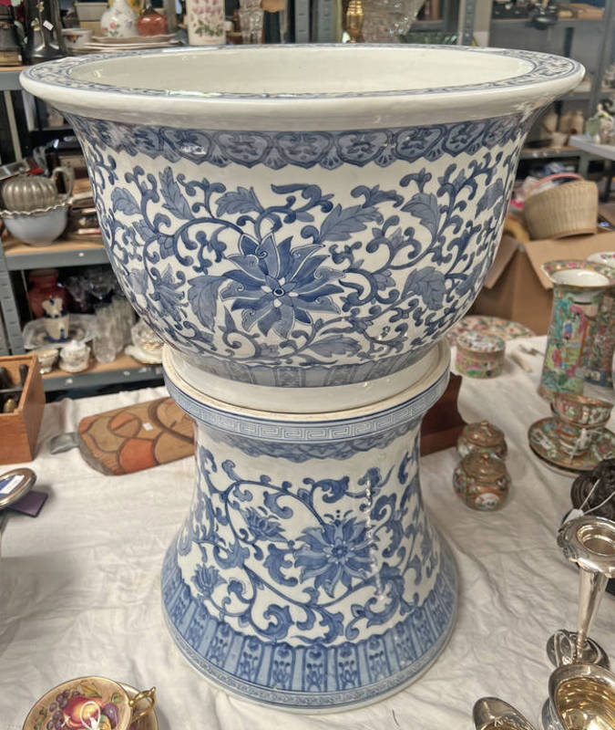 ORIENTAL PORCELAIN BLUE & WHITE POT ON STAND,