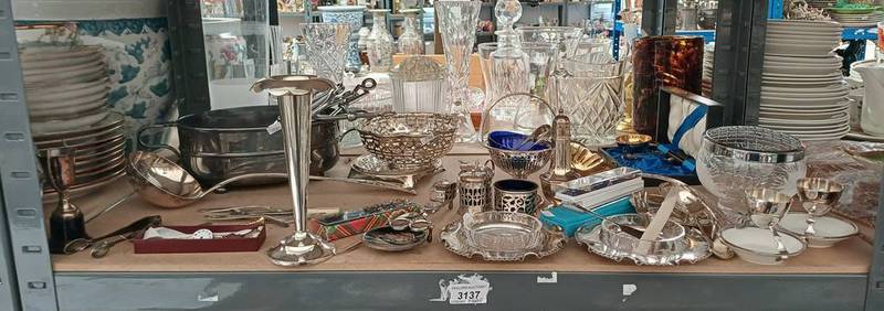 SELECTION OF SILVER PLATED WARE INCLUDING CRUET SET, BUTTER DISHES, PIERCED BASKET, LADLES, ETC,