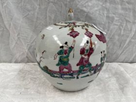 CHINESE LIDDED PORCELAIN VASE.