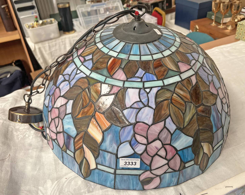 LATE 20TH CENTURY TIFFANY STYLE LEADED GLASS CENTRE LIGHT FITTING 51 CM WIDE