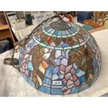 LATE 20TH CENTURY TIFFANY STYLE LEADED GLASS CENTRE LIGHT FITTING 51 CM WIDE