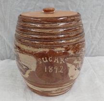 19TH CENTURY SCOTTISH POTTERY BROWN & CREAM BARREL JAR MARKED SUGAR 1892 & LATER OAK LID 22 CM TALL