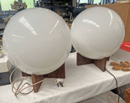 2 TABLE LAMPS ON WOODEN STANDS WITH LARGE GLASS GLOBE