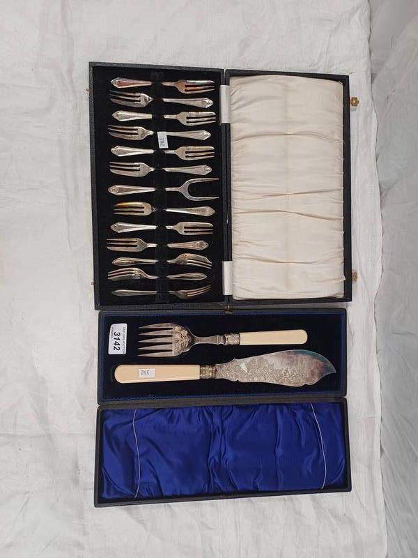 PAIR OF SILVER PLATED FISH SERVERS & CASED SET OF 12 CAKE FORKS & SERVERS