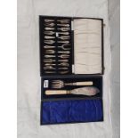 PAIR OF SILVER PLATED FISH SERVERS & CASED SET OF 12 CAKE FORKS & SERVERS