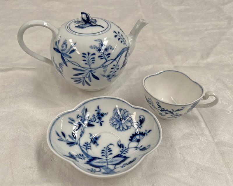 MEISSEN BLUE & WHITE TEAPOT,