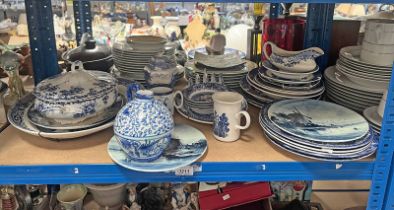 SELECTION OF BLUE & WHITE WARE INCLUDING DELFT,