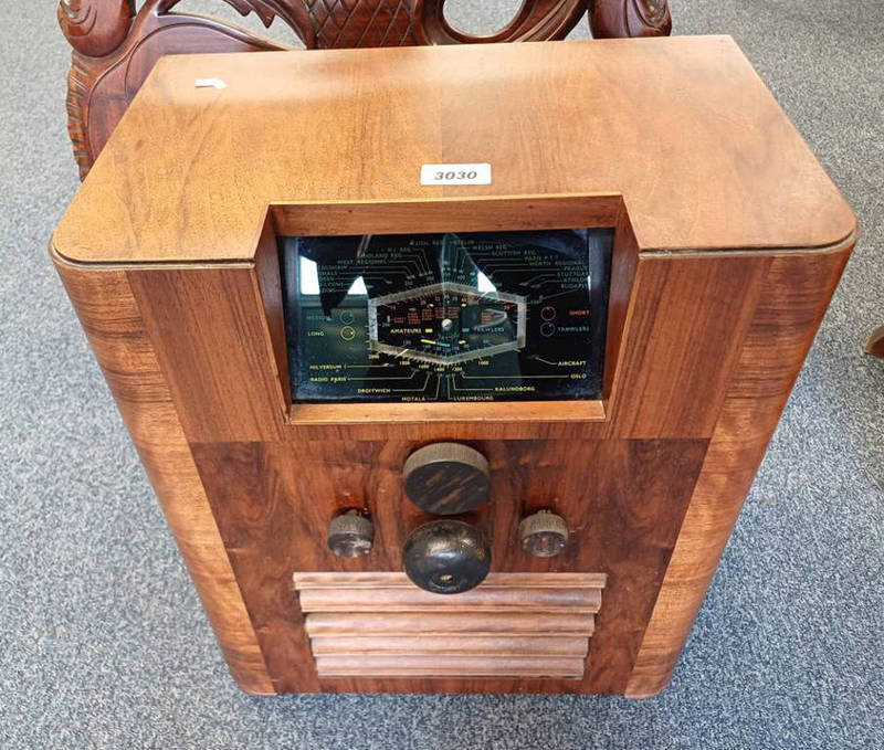 WALNUT CASED RADIO INVICTA