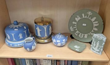 SELECTION OF WEDGWOOD JASPERWARE ON 1 SHELF INCLUDING CHEESE DISH, BISCUIT BARREL,