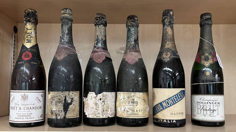 SELECTION OF CHAMPAGNE & SPARKLING WINE TO INCLUDE MOET & CHANDON 1949 ROSE CHAMPAGNE,