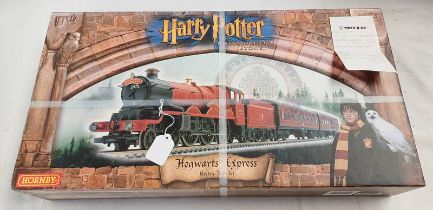 HORNBY R1025 HOGWARTS EXPRESS 00 GAUGE ELECTRIC TRAIN SET FROM HARRY POTTER & THE PHILOSOPHERS