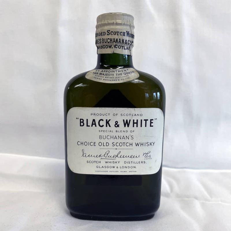 1 HALF BOTTLE BLACK & WHITE BUCHANAN'S BLENDED WHISKY WITH FOIL CAP