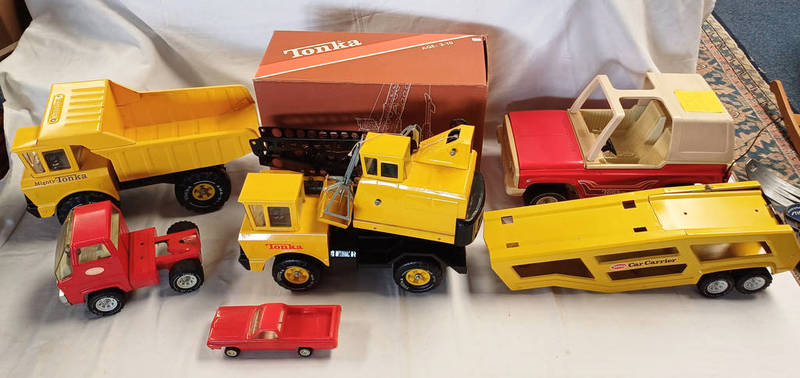 VARIOUS TONKA TOY MODEL VEHICLES INCLUDING CRANES, CAR TRANSPORTER, JEEP AND OTHERS.