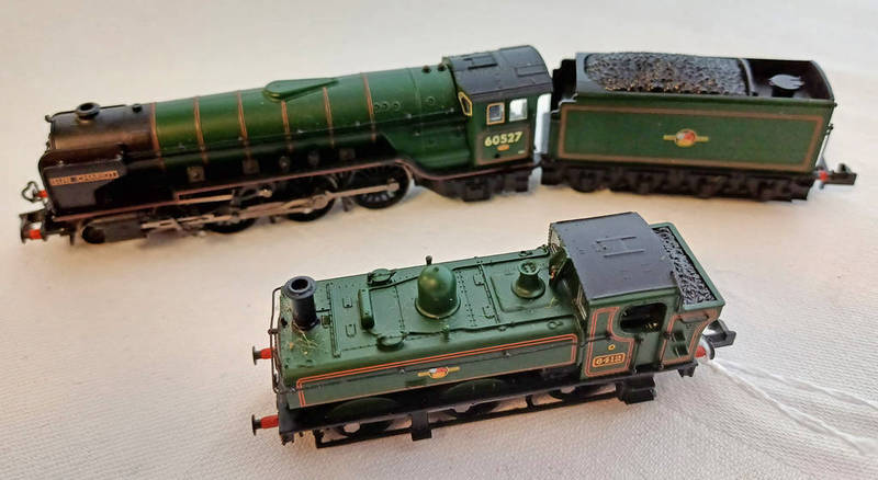 TWO GRAHAM FARISH N GAUGE LOCOMOTIVES INCLUDING 4-6-2 BR GREEN 'SUN CHARIOT' 60527 TOGETHER WITH