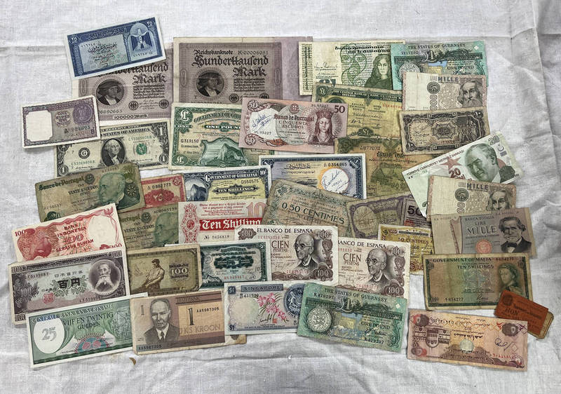 SELECTION OF VARIOUS WORLD BANKNOTES TO INCLUDE 1914 BRADBURY 10 SHILLINGS, WARTIME FRENCH COUPON,