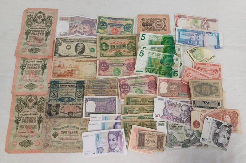 SELECTION OF VARIOUS WORLD BANKNOTES TO INCLUDE U.S.